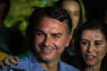Flavio Bolsonaro, senador de derecha y candidato presidencial del Partido Liberal (PL) de Brasil, sonríe tras conocerse los resultados parciales de las elecciones presidenciales en Brasilia, Brasil,