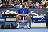 El ruso Daniil Medvedev fue descalificado luego de golpear a un aficionado en el rostro con una pelota.