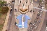 En la ciudad de Rosario en Argentina colocaron una camiseta gigante en honor a Messi