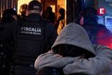 Menor de edad con el rostro cubierto junto a elementos tácticos de la Fiscalía del Estado de México.