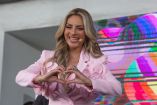 Mariana Ochoa andaba muy de buena en la conferencia.