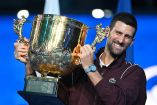 Novak Djokovic se llevó el triunfo en la final en China después del abandono de Alex de Minaur.