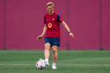 Frenkie de Jong volvió a trabajar con sus compañeros del Barcelona como parte de su recuperación de una lesión en la rodilla derecha.