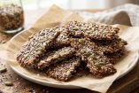Estas galletas saladas de semillas combinan chía, linaza y otros ingredientes que aportan textura, sabor y distintos nutrimentos.