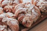 Aprende a preparar unos croissants rellenos de pasta de almendras fáciles