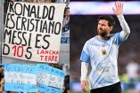 Aficionados muestran su amor por Lionel Messi durante el partido de despedida del '10'.