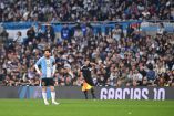 Al minuto 10, el Estadio Monumental se detuvo para aplaudir a Leo Messi