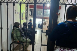 Elementos de seguridad resguardan el acceso a instalaciones de la Fiscalía de Chiapas durante un operativo en Suchiapa.