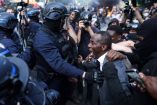 Bally Bagayoko, alcalde de Saint-Denis, se interpuso entre la policía y los manifestantes.