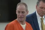 Caleb Flynn con uniforme naranja durante una audiencia judicial tras recibir cadena perpetua.