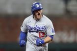 Max Muncy celebra durante el corrido de bases el cuadrangular con el que dejó la ventaja definitiva en la victoria de Dodgers.