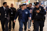 Un aficionado de los Yankees fue escoltado por elementos de seguridad después de interferir en un batazo de Anthony Volpe durante la eliminación de Nueva York ante Tampa Bay.