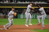 Brayan Rocchio, Steven Kwan y Ángel Genao celebran la victoria de Guardians, que obligan a un quinto partidos en la serie ante Chicago White Sox.