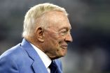 Jerry Jones fue captado en su palco molesto por la forma como perdió su equipo, los Dallas Cowboys.