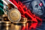 Peso mexicano pierde valor frente al dólar estadounidense, con monedas mexicanas, la bandera de México y una gráfica bursátil descendente.