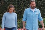 Jennifer Garner con suéter azul claro y jeans camina junto a Ben Affleck, vestido con camisa azul y pantalón de mezclilla.
