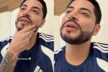 Eduin Caz con camiseta deportiva azul aparece en dos capturas de su video sobre los cobros de agua y luz en su casa.