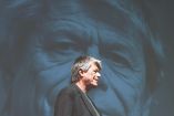 El escritor francés Emmanuel Carrère se presentó en la UNAM; hoy estará en la FIL Monterrey,