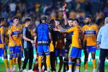 Antonio "El Turco" Mohamed se fue expulsado por el árbitro Daniel Quintero tras un roce con Nahuel Guzmán