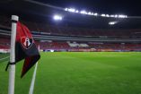 Escudo de Atlas en el banderín de esquina del Estadio Jalisco