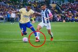 La jugada polémica del penal. Un pisotón de Cristian Borja sobre Jesús "Tecatito" Corona en el primer tiempo
