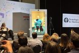 Jean-Marie Gustave Le Clézio dio una conferencia mediante la tecnología del holograma