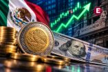 El peso mexicano se recupera frente al dólar estadounidense, con monedas mexicanas, billetes de dólares y una gráfica financiera al alza.