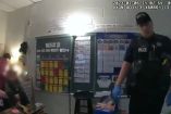 Las imágenes de cámara corporal muestran al niño, con el rostro difuminado, dentro del aula.