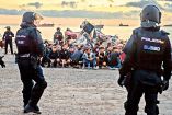 Migrantes marroquíes custodiados por autoridades españolas en Ceuta.