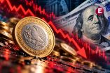 Moneda mexicana de un peso frente a billetes de dólares estadounidenses y una gráfica bursátil descendente, que representa la depreciación del peso mexicano.