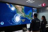 Especialistas del Servicio Meteorológico Nacional monitoreando en una pantalla gigante la trayectoria del huracán Simón y la depresión tropical 21-E en las costas de México.