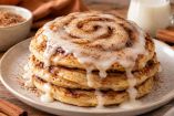 Cambia los tradicionales hot cakes por esta versión sabor rol de canela