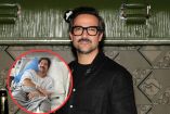 Alfonso Herrera con lentes y ropa negra, junto a un recuadro circular donde aparece hospitalizado tras cirugía de rodilla.
