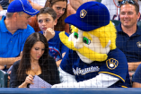 Amy Williams, conocida como ‘Front Row Amy’, sigue a los Cerveceros desde la primera fila detrás de home en el American Family Field.