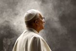 El papa descansa en su habitación del hospital tras despertar con normalidad de la cirugía.