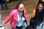 En el video, de tan sólo unos instantes de duración, se ve que la mujer espera el momento adecuado para tomar las gafas y esconderlas a la altura de su espalda baja