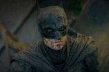Robert Pattinson caracterizado como Batman, con máscara negra, traje oscuro y el rostro cubierto de suciedad en The Batman.