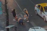 Mujeres golpean a roban a un hombre en Monterrey