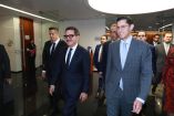 El líder de los senadores de Morena, Ignacio Mier, acompaña al Canciller Roberto Velasco, a su comparecencia ante el pleno del Senado