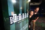 RYAN STAJMIGER, actor que interpreta a Beetlejuice y con LEIANNA WEAVER actriz que interpreta a Lydia