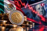 Monedas de peso mexicano frente a un billete de 100 dólares, con la bandera de México y una gráfica bursátil descendente que representa la depreciación del peso frente al dólar.