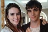 RJ Mitte y su exnovia Saint Sasha posan abrazados y sonrientes en el interior de una casa durante su relación.