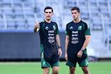 Rafael Márquez observó el entrenamiento de los Tigres y conversó con Víctor Manuel Vucetich durante su visita a Monterrey.