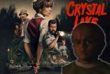 Póster de Crystal Lake con Pamela Voorhees sosteniendo un cuchillo, policías, un campamento y el joven Jason en primer plano.