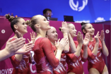 Angelina Melnikova y el resto de la delegación rusa de gimnasia artística celebra la evaluación que recibieron durante el campeonato europeo.