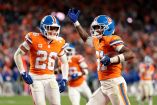 Kris Abrams-Draine celebra una intercepción durante el cuarto final a Sam Darnold.