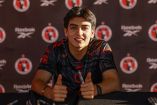 Gilberto Mora participó en una firma de autógrafos junto a otros cinco elementos
