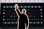 Montaje de Martin Garrix vestido de negro y saludando frente a un letrero que anuncia su minishow en Tacos Atarantados.