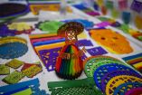 El papel picado artesanal de San Salvador Huixcolotla, Puebla, se exhibe en distintos colores y diseños durante los preparativos para el Día de Muertos.