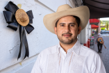 Fotomontaje con la frase Justicia para Uruapan, que muestra un moño negro de luto en una calle tradicional y el retrato del ex alcalde Carlos Manzo.